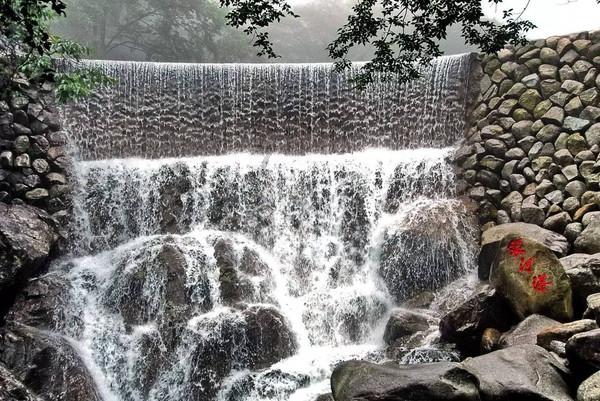 7岁男孩在三亚一景区被一辆旅游大巴车碾压致死，当地多部门介入处理